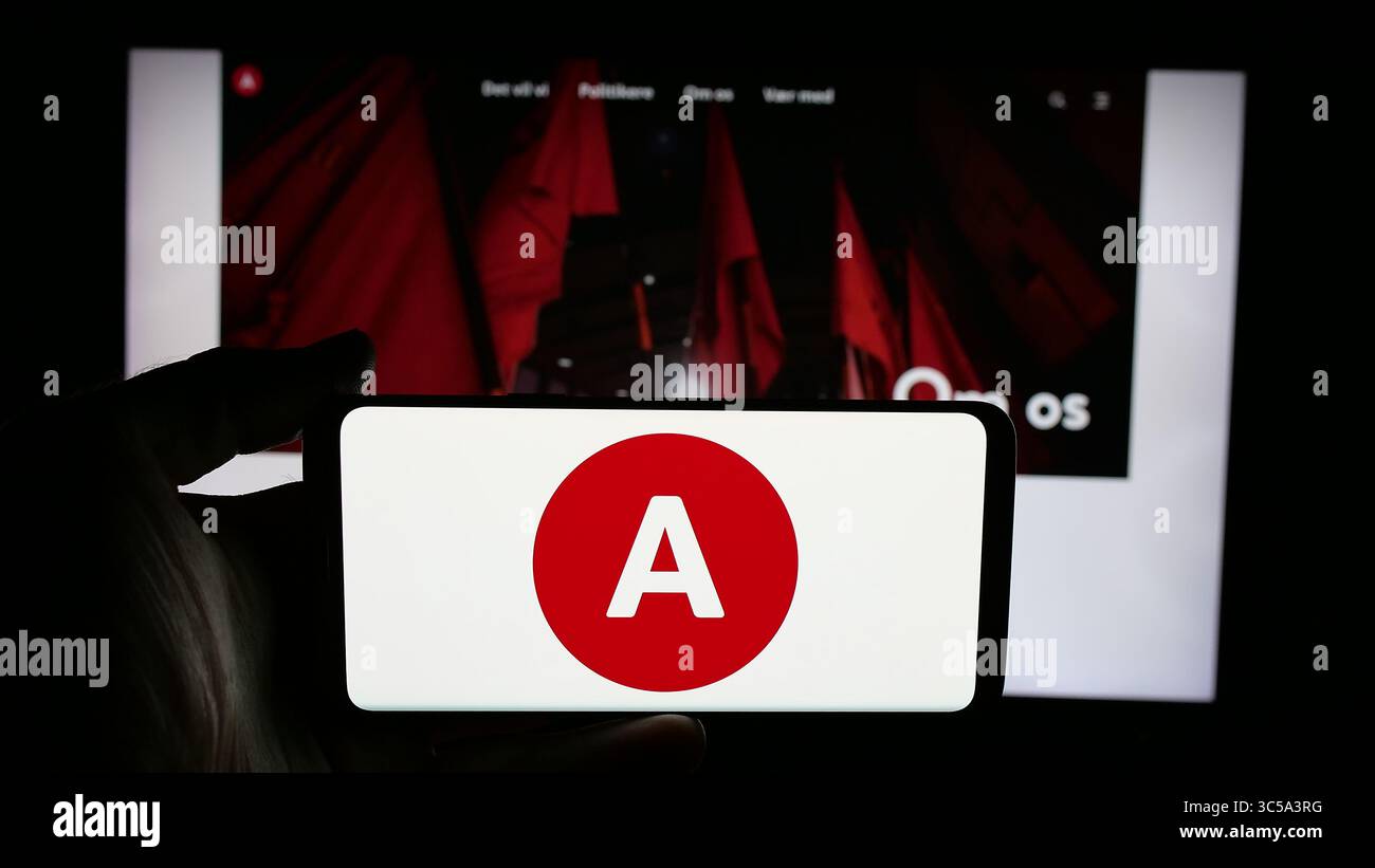 Allemagne. 11 juillet 2025. Dans cette illustration photo, une personne tient un téléphone portable avec le logo du parti politique danois Socialdemokraterne (S) sur l'écran en face de la page Web. (Photo timon Schneider/SOPA images/SIPA USA) *** strictement à des fins éditoriales *** crédit : SIPA USA/Alamy Live News Banque D'Images