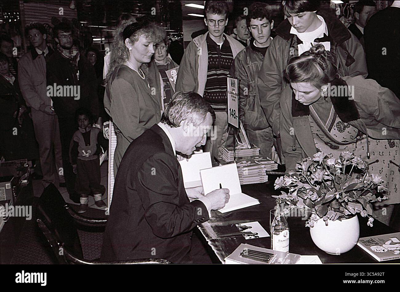 Copenhague/Danemark - la date de numérisation est 16. Mai 2017. (Date réelle inconnue de l'événement politique historique du Danemark) Uffe Ellemann Jensen Ministre danois de l'affais étranger période du 10 septembre 1982 au 25 janvier 1993 et chef du parti politique libéral danois et ancien journaliste de télévision à la braodcastin nationale DR et fils de politiciens et de ses enfants ont eux aussi pris part à la politique, Uffe Ellemann Jensen à la signature du livre à Magasin du Nord et la date de numérisation des images est le 16 mai 2017 (photo Francis Dean/Deanimages) Banque D'Images