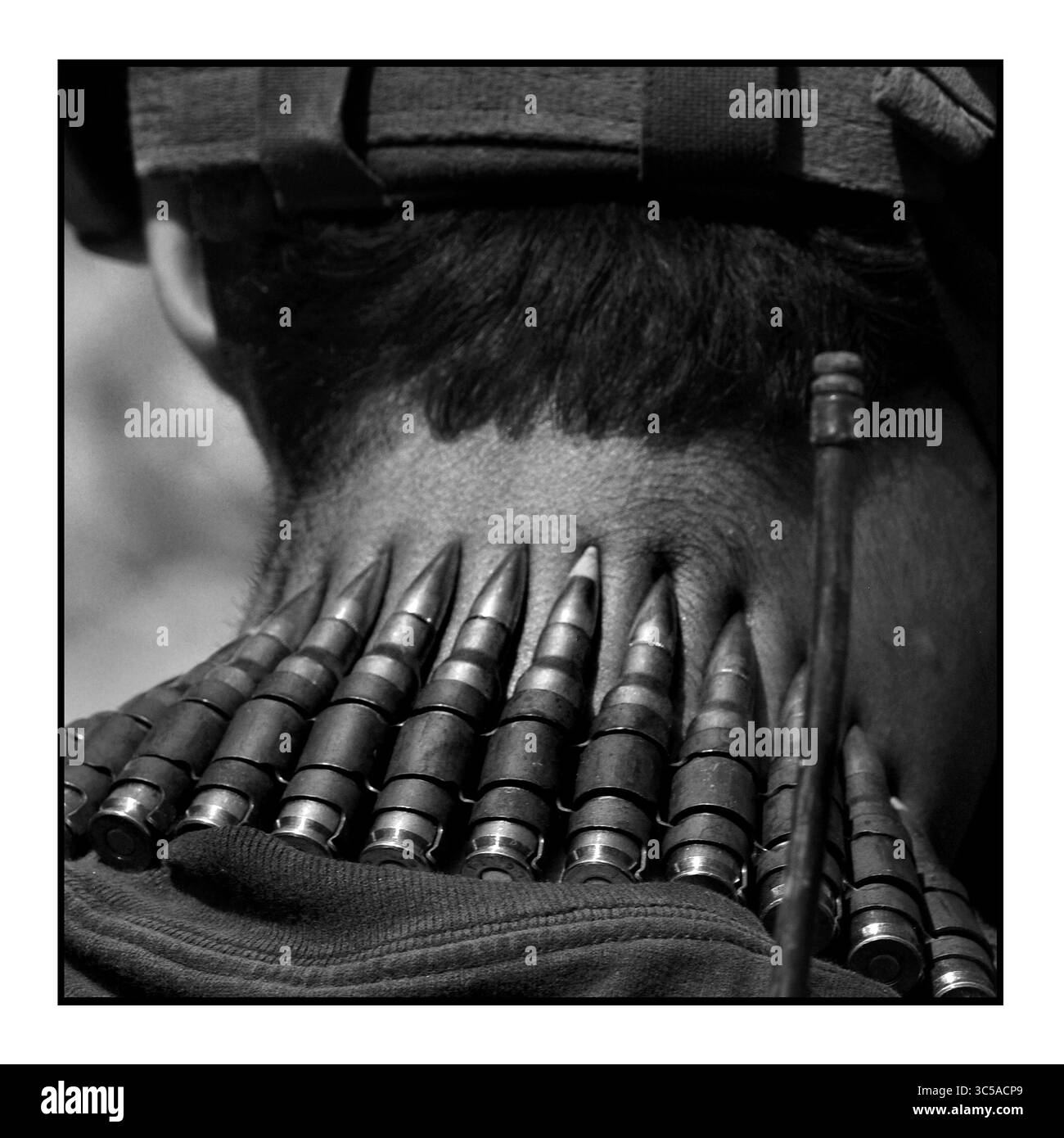 10 juillet 2017 - Mossoul, Irak - des combattants de l'armée irakienne près de la ligne de front au milieu des ruines de la vieille ville. La bataille avec l'Etat islamique se poursuit dans une petite partie de Mossoul occidental sur le Tigre, même si elle a été déclarée libérée il y a quelques jours. Les blessures causées par les kamikazes, les grenades et les tireurs d'élite continuent alors que les combattants de l'Etat islamique utilisent les tunnels pour poursuivre le conflit acharné. (Crédit image : © Carol Guzy/zReportage.com/ZUMA Wire) Banque D'Images