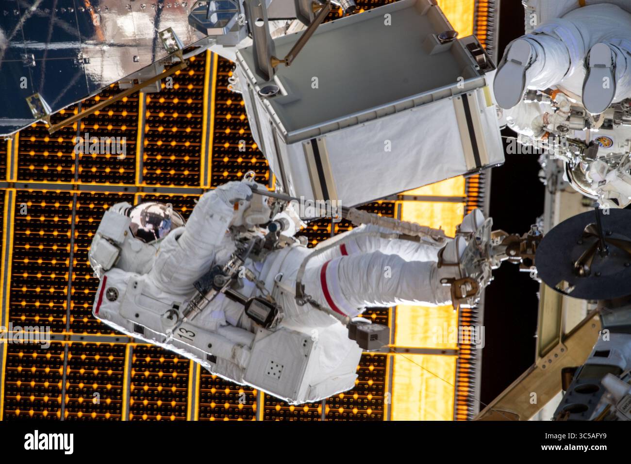 15 janvier 2020 - atmosphère terrestre - L'astronaute de la NASA JESSICA MEIR est attachée à un dispositif de retenue articulé portatif pour les pieds lors d'une sortie dans l'espace avec l'astronaute de la NASA Christina Koch (en haut à droite) pour finaliser la mise à niveau des systèmes d'alimentation de la structure en treillis Port-6 de la Station spatiale internationale. (Crédit image : © NASA/ZUMA Wire/ZUMAPRESS.com) Banque D'Images