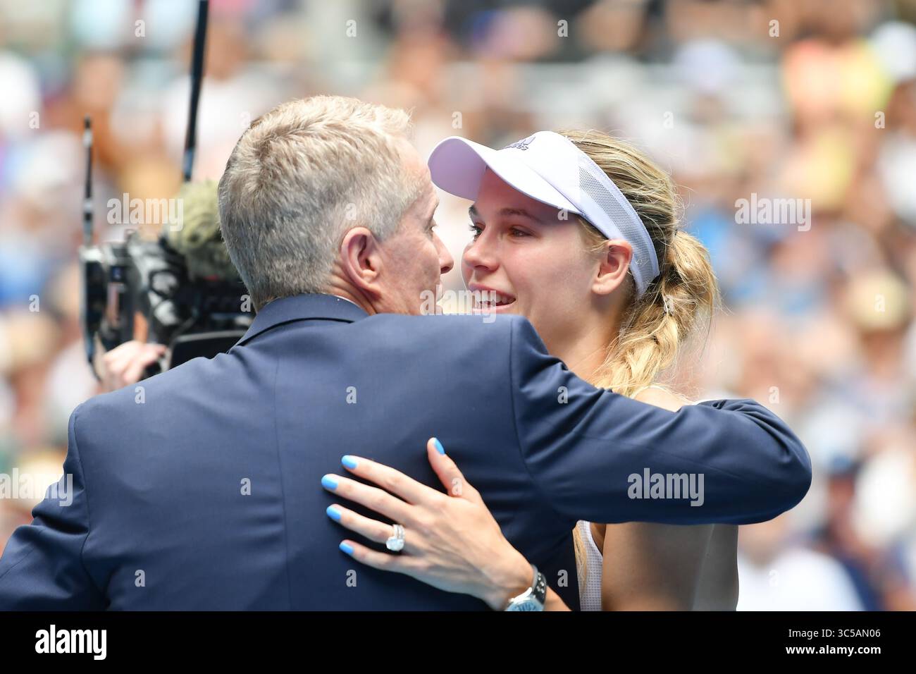 24 janvier 2020 : CAROLINE WOZNIACKI (DEN) reçoit une étreinte du PDG de Tennis Australia Craig Tiley pour sa retraite du tennis après avoir perdu contre ONS JABEUR (TUN) à Melbourne Arena lors d'un match de 3e tour en Singles féminin le jour 5 de l'Open d'Australie 2020 à Melbourne, en Australie. Sydney Low/Cal Sport Media. JABEUR Won 75 36 75(image de crédit : &copy ; Sydney Low/CSM via ZUMA Wire) Banque D'Images