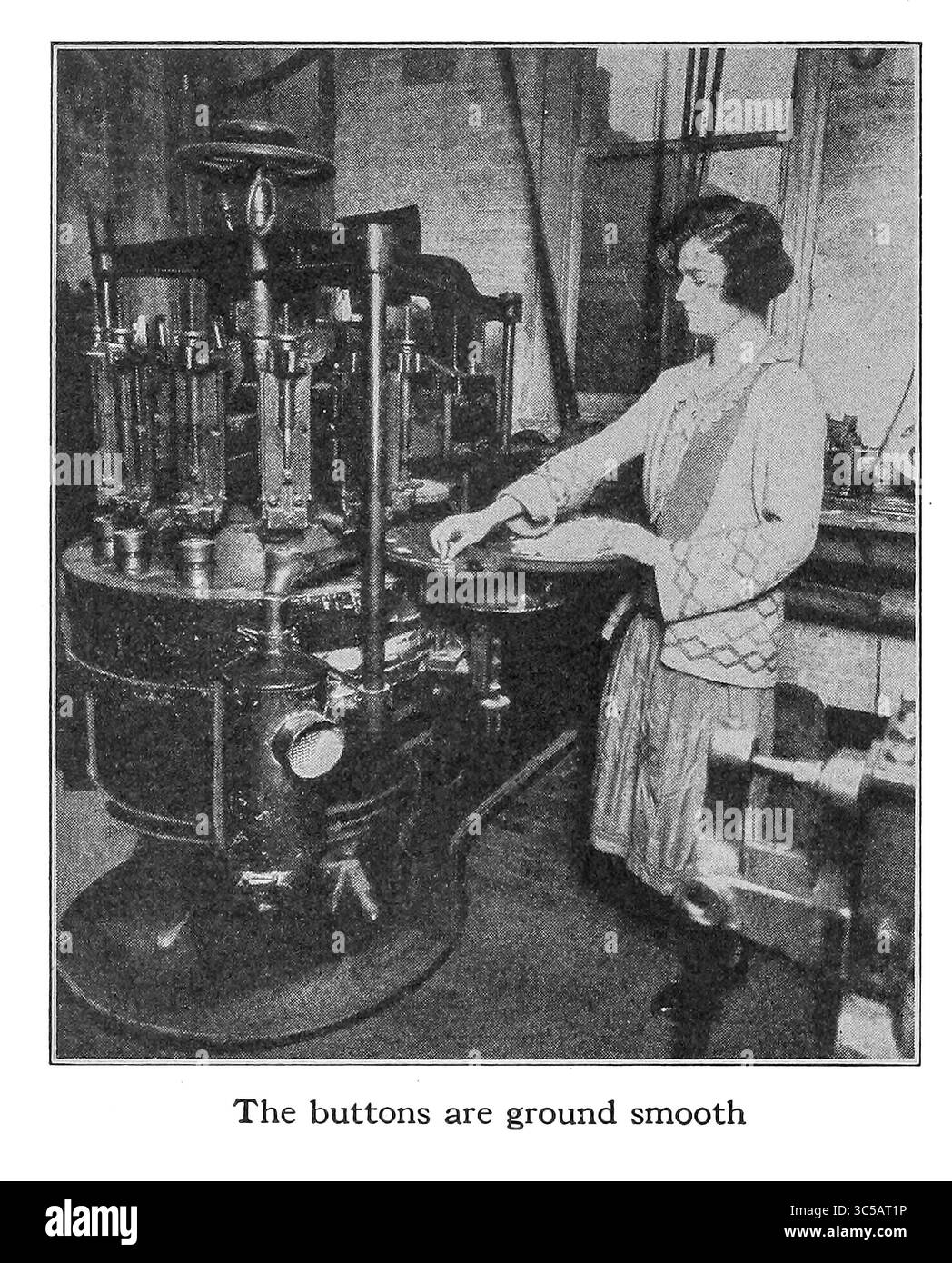 Les boutons sont lisses du livre The Clothes We Wear de la série The Journey Club Travels de Carpenter, Frank G. (Frank George), 1855-1924 publié New York, Cincinnati : American Book Company 1926 dans ce livre, le Journey Club voyage pour voir par eux-mêmes comment leurs vêtements sont produits. Banque D'Images