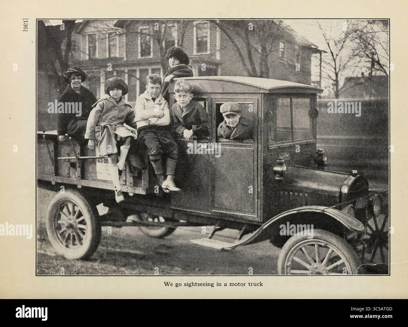 Nous allons visiter dans un camion à moteur du livre The Clothes We Wear de la série The Journey Club Travels de Carpenter, Frank G. (Frank George), 1855-1924 publié New York, Cincinnati : American Book Company 1926 dans ce livre, le Journey Club voyage pour voir par eux-mêmes comment leurs vêtements sont produits. Banque D'Images