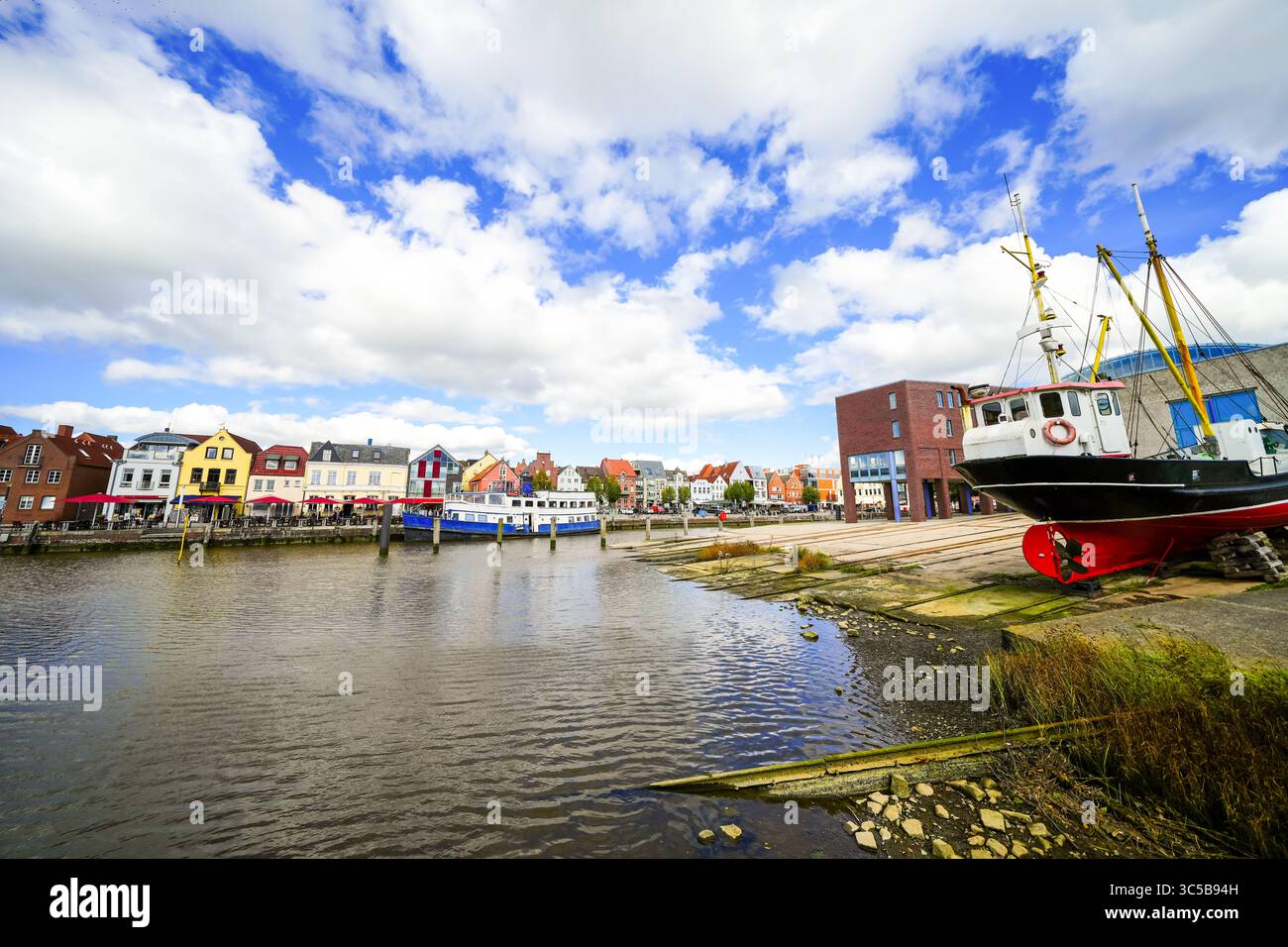 Vue sur le Husumer au à Husum sur la côte nord de la mer du Nord frisonne. La vieille ville avec des bâtiments historiques. Banque D'Images