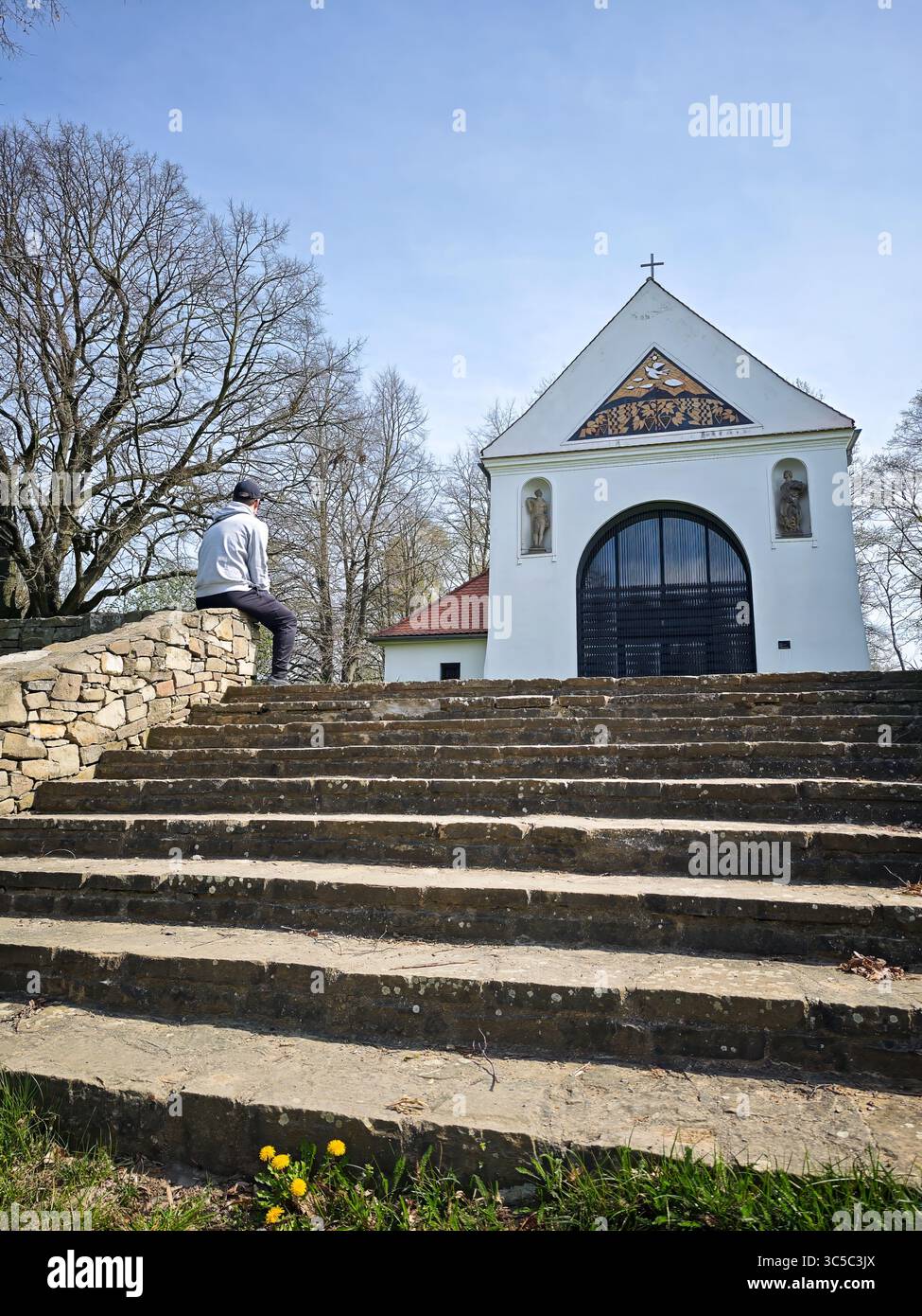 Personne assise près de la chapelle Saint Roch à Uherské Hradiště, République tchèque — usage éditorial seulement Banque D'Images