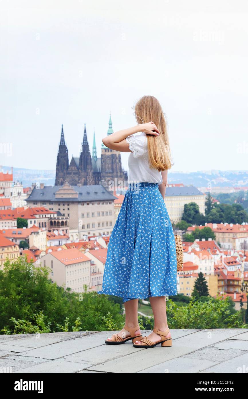 Femme élégante visitant Prague en jupe bleue, voyage en Europe en été Banque D'Images
