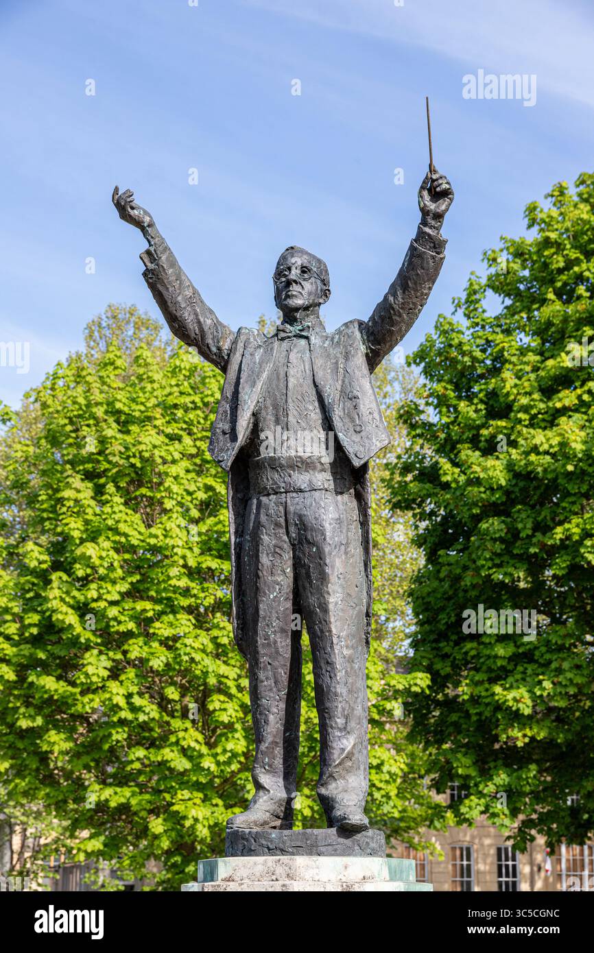 Statue en bronze du compositeur Gustav Holst (par Anthony Stones) à Imperial Square & Gardens, Cheltenham, Gloucestershire, Angleterre Banque D'Images