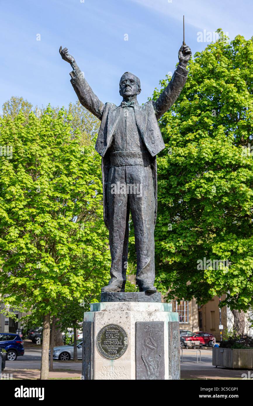 Statue en bronze du compositeur Gustav Holst (par Anthony Stones) à Imperial Square & Gardens, Cheltenham, Gloucestershire, Angleterre Banque D'Images