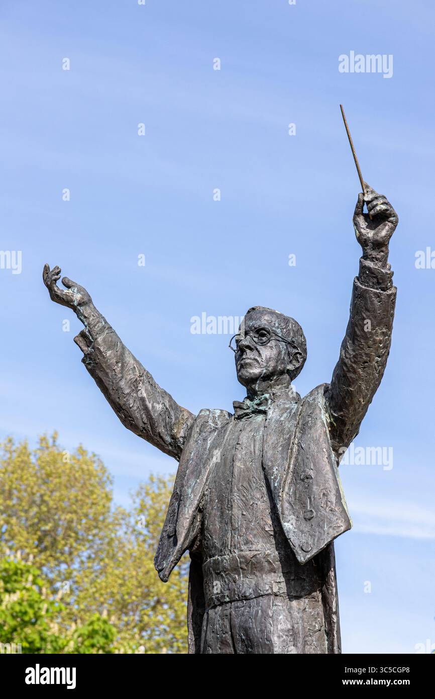 Statue en bronze du compositeur Gustav Holst (par Anthony Stones) à Imperial Square & Gardens, Cheltenham, Gloucestershire, Angleterre Banque D'Images
