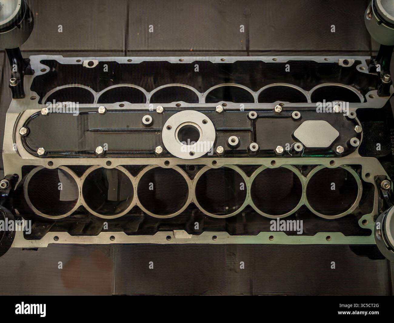 La table basse Jaguar V12 Engine Block dans la salle à manger sur le thème de l'avion du café Area 51 Banque D'Images