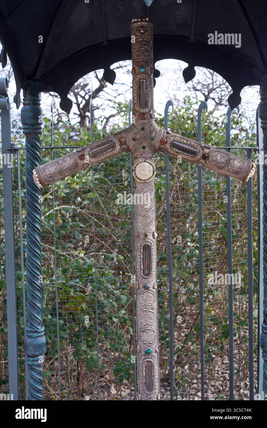 croix ornée de pierres précieuses et de gravures détaillées. Artefact religieux, artisanat historique, symbole spirituel à Tbilissi, Géorgie, 1er janvier 2 Banque D'Images