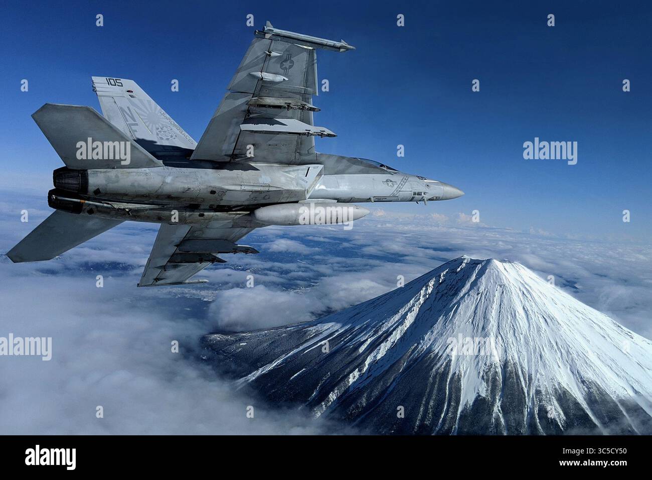 29 janvier 2020 - Japon - un F/A-18F Super Hornet affecté aux Diamondbacks du Strike Fighter Squadron (VFA) 102 effectue des opérations aériennes. La VFA-102 est rattachée à la Carrier Air Wing (CVW) 5, déployée vers l'avant dans la zone d'opérations de la 7e flotte américaine à l'appui de la sécurité et de la stabilité dans la région Indo-Pacifique. (Crédit image : © U.S. Navy/ZUMA Wire/ZUMAPRESS.com) Banque D'Images