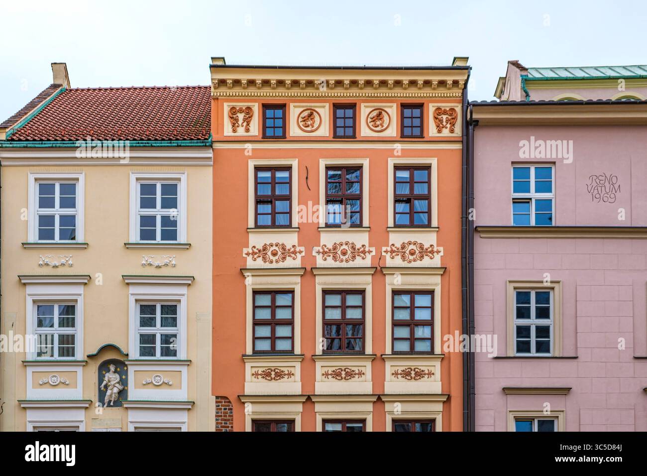 Vue directe sur les façades ornées et colorées de maisons de ville traditionnelles dans le centre historique de Kraków, Pologne, un patrimoine mondial de l'UNESCO S. Banque D'Images