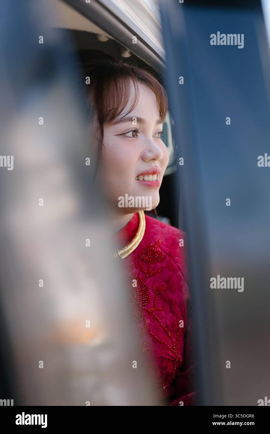 Mariée vietnamienne portant le traditionnel Ao Dai rouge lors de la cérémonie de fiançailles au Vietnam. Banque D'Images