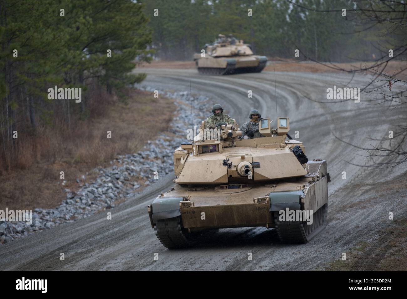 28 janvier 2020 - Fort Benning, Géorgie, États-Unis - Un groupe de 2LTs de l'armée américaine, affecté à la classe 19-008 dans le cours de leadership d'officier de base d'armure, 2e escadron, 16e régiment de Calvary, retourne à la base après avoir terminé un exercice de manœuvre dans leurs chars Abrams M1A2 à la zone d'entraînement de manœuvre de Good Hope, Fort Benning, Ga, 29 janvier 2020. Ces 2e lieutenants s'entraînent pour devenir officiers d'armure dans l'armée des États-Unis. (Crédit image : © U.S. Army/ZUMA Wire/ZUMAPRESS.com) Banque D'Images
