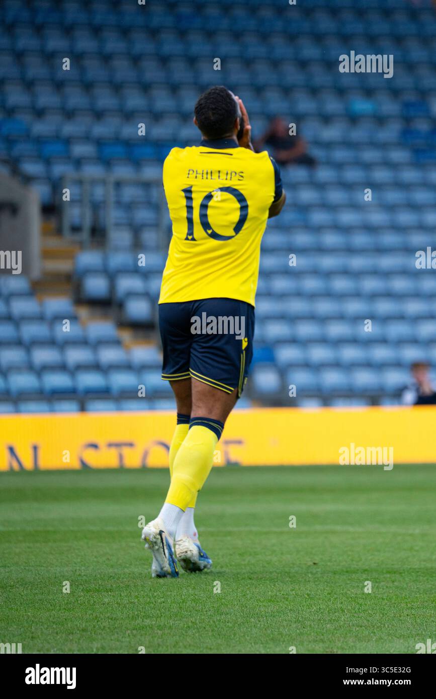 Matthew Phillips d'Oxford United FC avec Hands on Head semblant déçu Banque D'Images