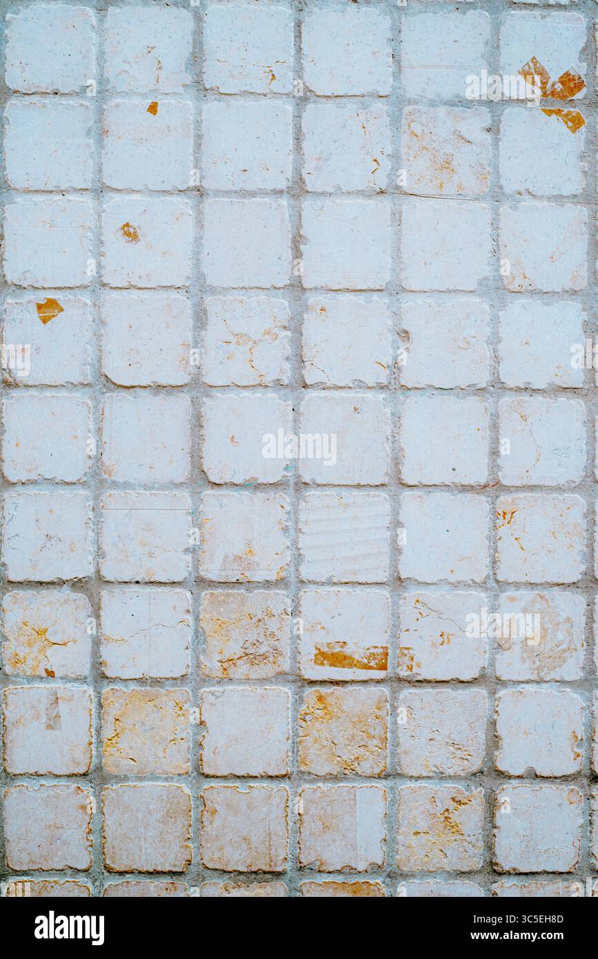 Carreaux muraux carrés en céramique vintage avec teinte jaune Banque D'Images
