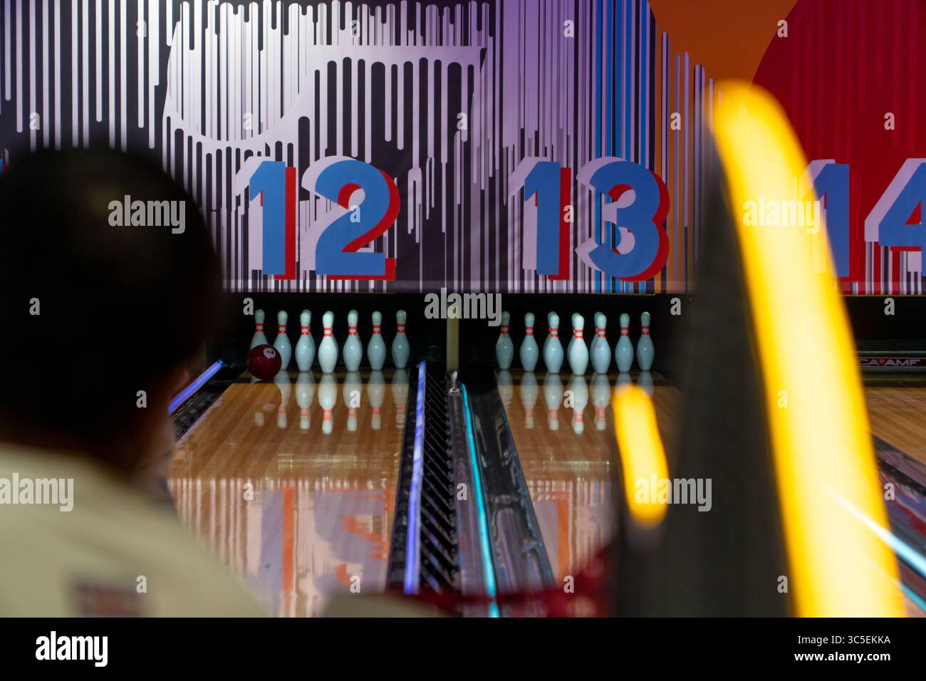 Piste de bowling avec quilles de bowling et balle prête pour la grève Banque D'Images