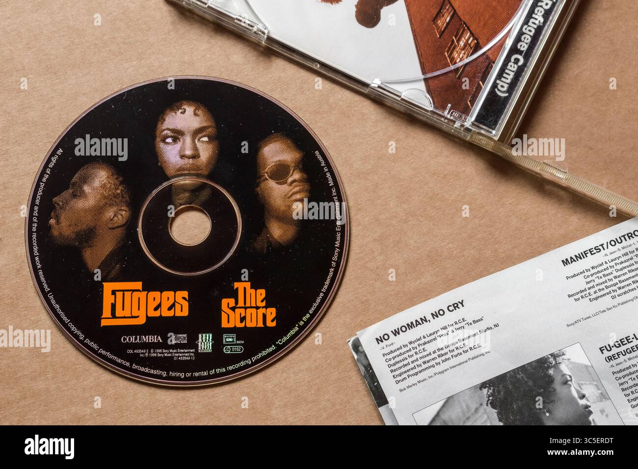 Disque compact Fugees 'The score' avec inserts isolés sur fond vierge Banque D'Images
