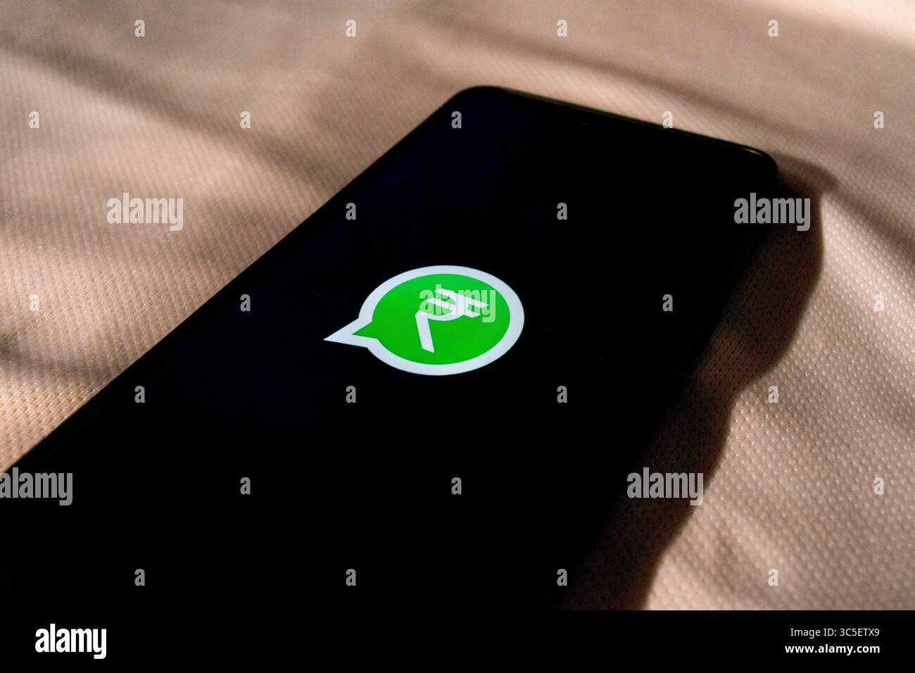 9 février 2020, Kolkata, Bengale occidental, Inde : illustration du logo de paiement WhatsApp sur un appareil mobile.National Payments Corporation of India (NPCI) a accordé une autorisation à Whatsapp pour l'exploitation de son service de paiement digitl de manière progressive. WhatsApp Pay servira 10 millions d'utilisateurs en Inde au cours de cette phase. (Crédit image : © Debarchan Chatterjee/ZUMA Wire) Banque D'Images