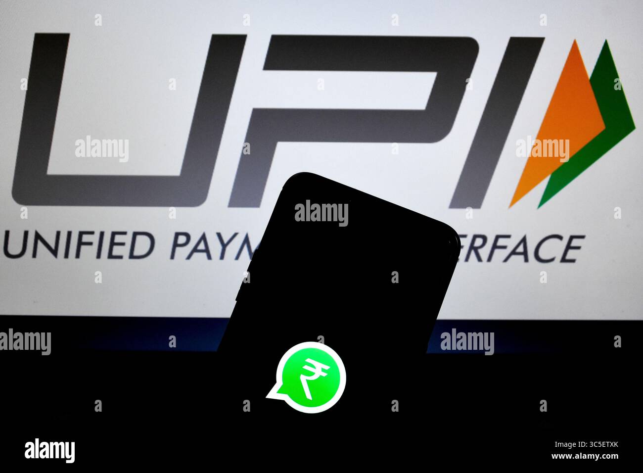 9 février 2020, Kolkata, Bengale occidental, Inde : illustration du logo Whatsapp Pay sur un appareil mobile avec le logo UPI en arrière-plan.National Payments Corporation of India (NPCI) a accordé une autorisation à Whatsapp pour le fonctionnement de son service de paiement digitl de manière progressive. WhatsApp Pay servira 10 millions d'utilisateurs en Inde au cours de cette phase. (Crédit image : © Debarchan Chatterjee/ZUMA Wire) Banque D'Images