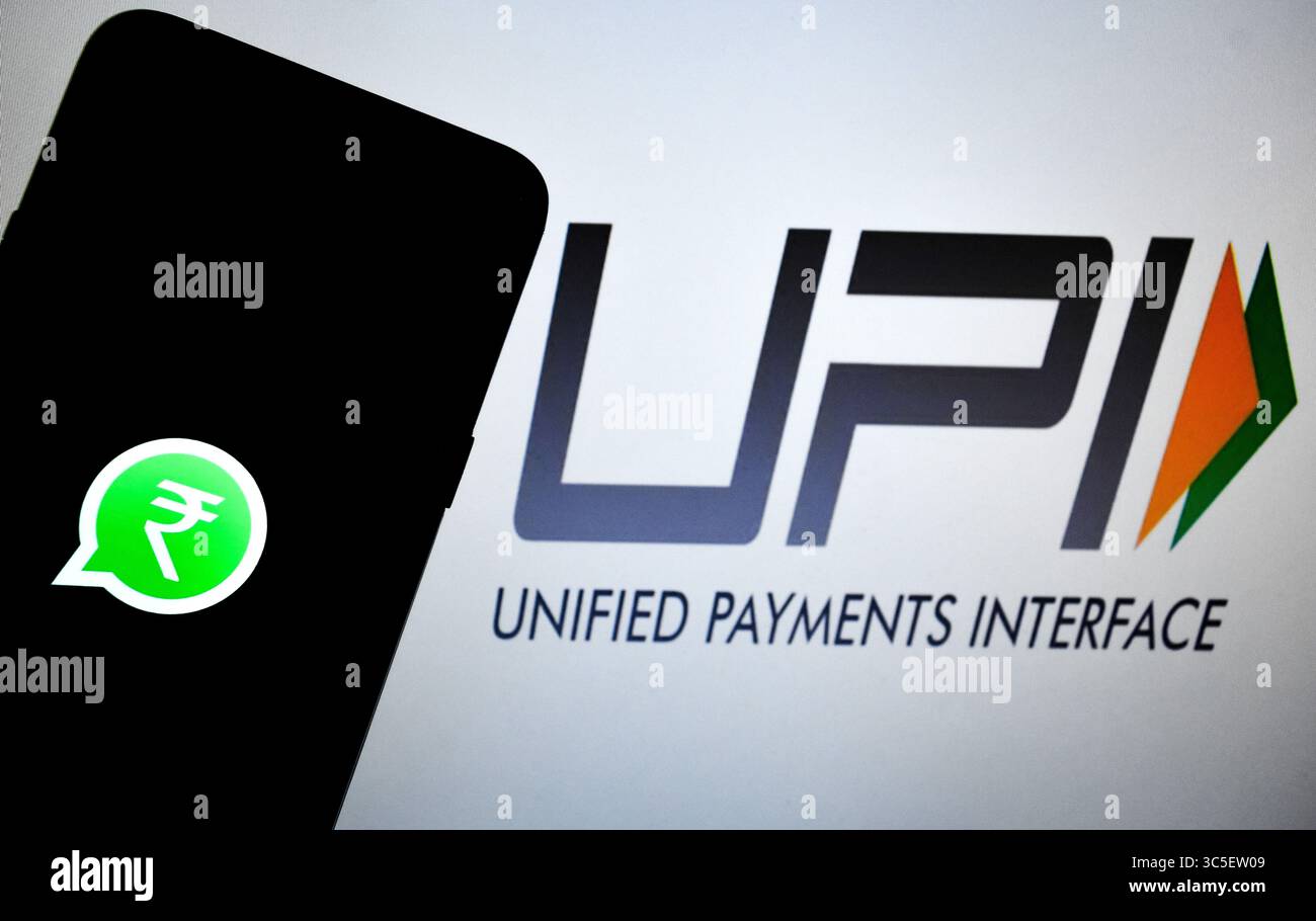 9 février 2020, Kolkata, Bengale occidental, Inde : illustration du logo Whatsapp Pay sur un appareil mobile avec le logo UPI en arrière-plan.National Payments Corporation of India (NPCI) a accordé une autorisation à Whatsapp pour le fonctionnement de son service de paiement digitl de manière progressive. WhatsApp Pay servira 10 millions d'utilisateurs en Inde au cours de cette phase. (Crédit image : © Debarchan Chatterjee/ZUMA Wire) Banque D'Images