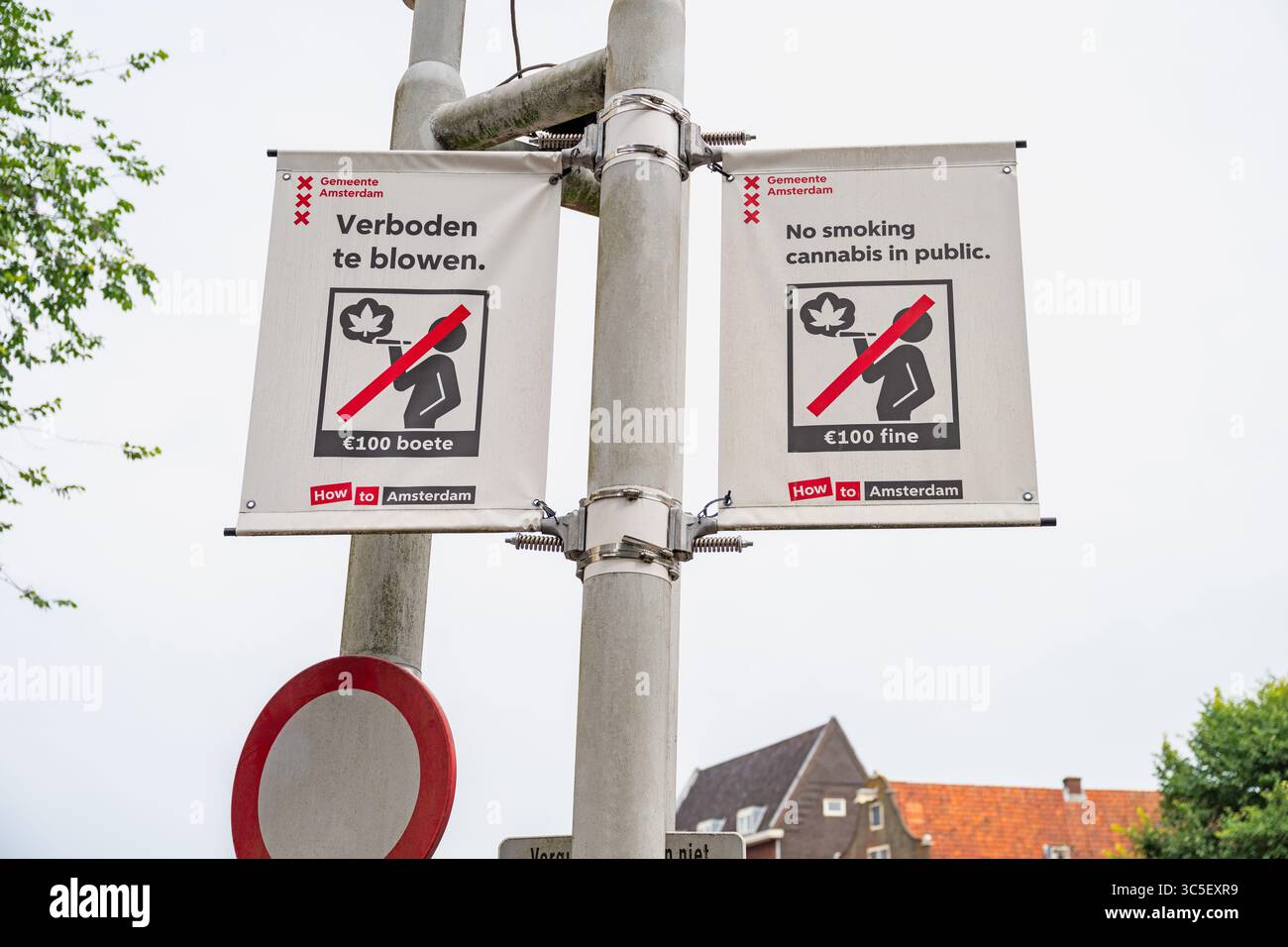 Panneau d’avertissement indiquant « cannabis interdit de fumer en public » en néerlandais et en anglais dans le quartier rouge du centre-ville d’Amsterdam. Banque D'Images