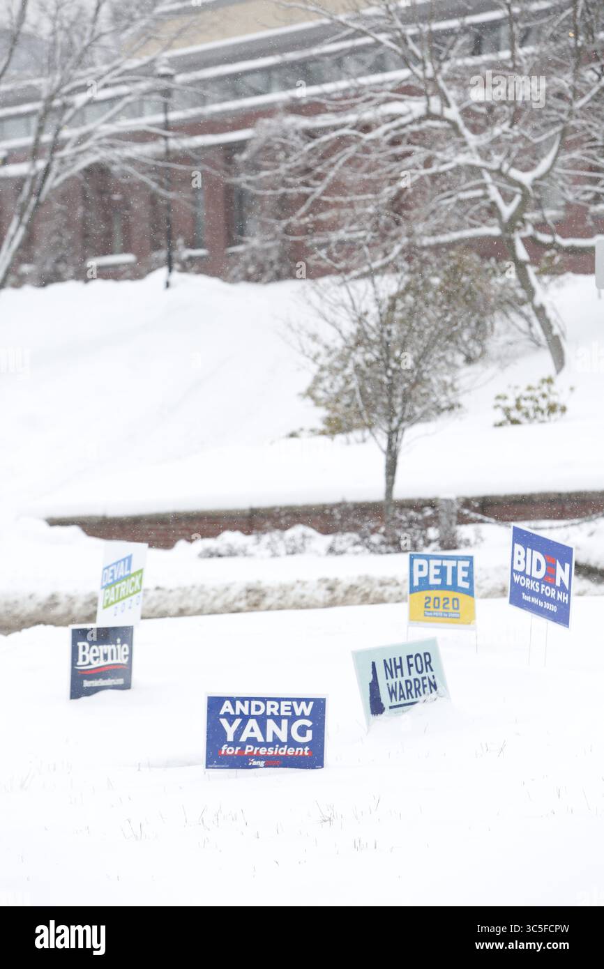 10 février 2020, Plymouth, NH, États-Unis : des signes de campagne pour les candidats démocrates à la présidentielle en compétition sont sortis de la neige au milieu d'un rond-point sur les mains mises à Plymouth, New Hampshire près du campus de l'Université d'État de Plymouth, le 10 février 2020..photo par : Michael Forster Rothbart/Zuma Press. (Crédit image : © Michael Forster Rothbart/ZUMA Wire) Banque D'Images