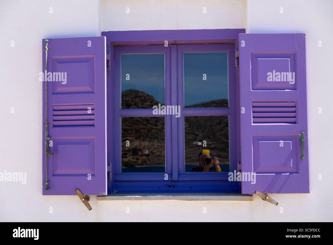 Une fenêtre avec volets violets d'une maison grecque traditionnelle à Amorgos, Cyclades, Grèce Banque D'Images