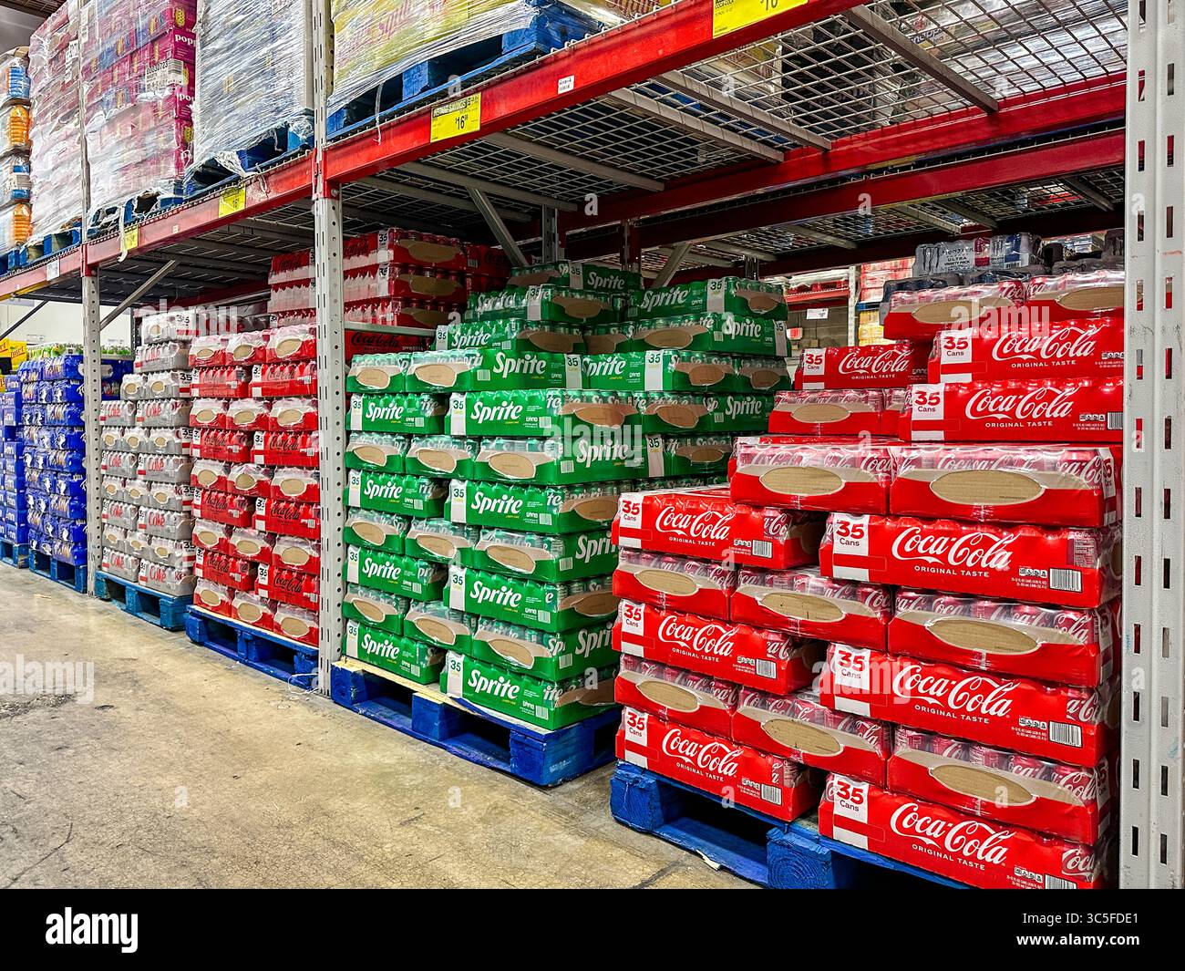 Caisses de produits Coca Cola dans un magasin Sam's Club. Merrillville, AUX États-Unis le 7 juillet 2025 Banque D'Images