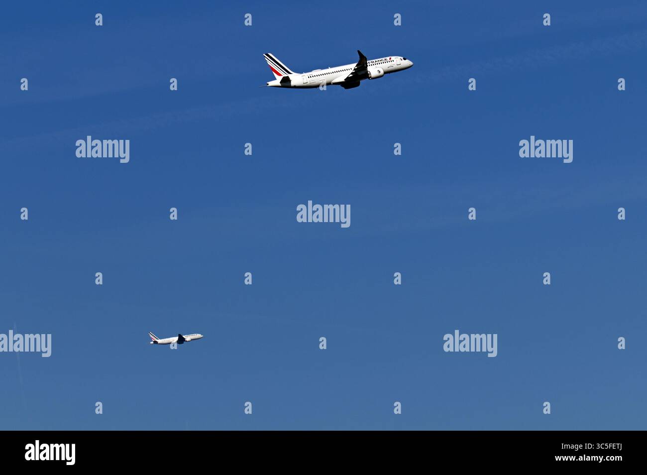 Avions contre un ciel bleu peu après avoir quitté l'aéroport Roissy Charles de Gaulle à Paris, France Banque D'Images
