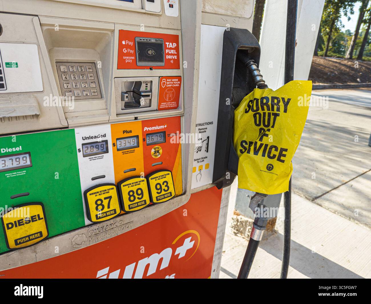 Pompe à essence hors service affichant un panneau d'avertissement au magasin de proximité Circle K. - Image de stock capturée avec un smartphone Pompe à essence hors service affichant un panneau d'avertissement au magasin de proximité Circle K. - Image de stock capturée avec un smartphone