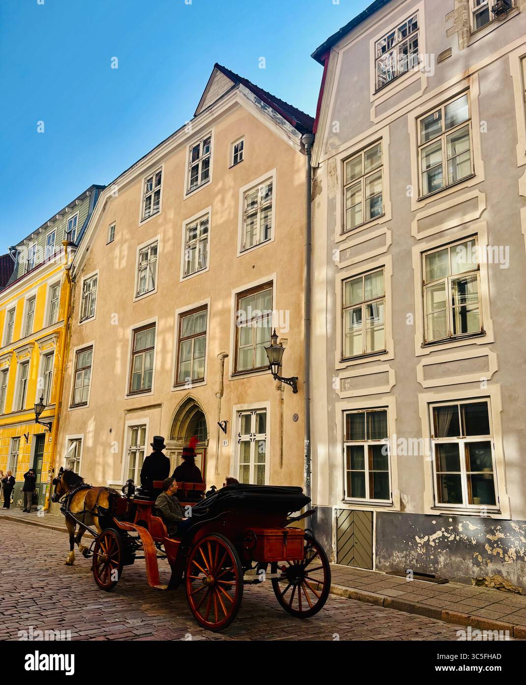 Beaux bâtiments historiques le long de la rue Pikk TN dans la vieille ville de Tallinn, Estonie. - Image de stock capturée avec un smartphone