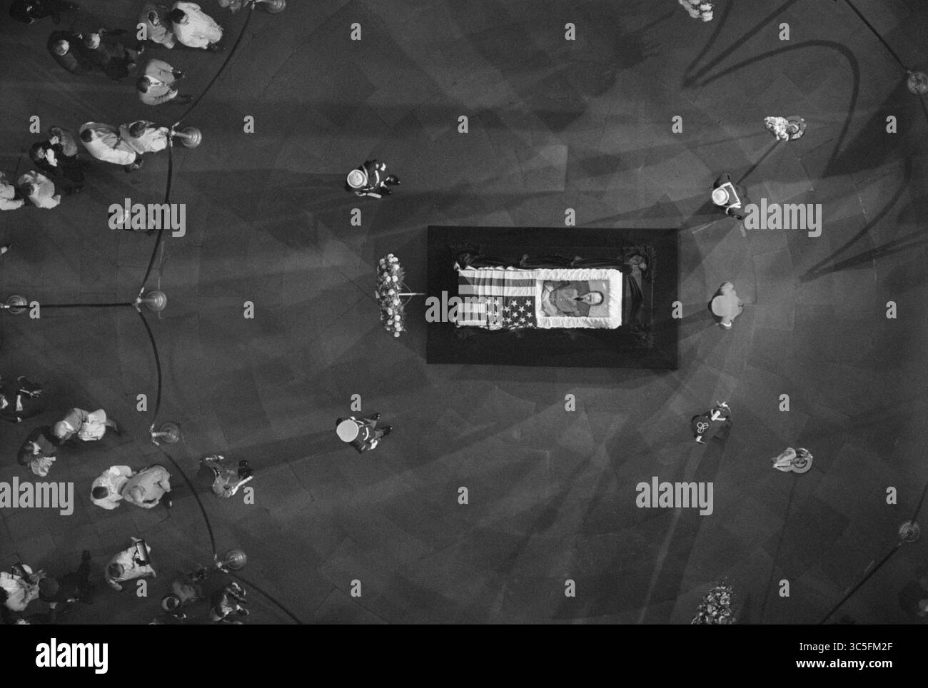 15, 1605, Washington, D.C, États-Unis : corps du général Douglas MacArthur État couché, États-Unis Capitol Rotunda, High angle View, Washington, D.C., États-Unis, photographie de Marion S. Trikosko, 8 avril 1964 (crédit image : © JT Vintage/Glasshouse via ZUMA Wire) Banque D'Images