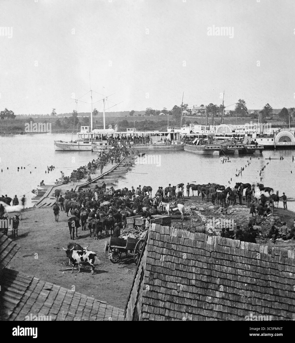 24 janvier 2020, Port Royal, Virginie, États-Unis : transport en cours de chargement depuis Pontoon Bridge pendant l'évacuation, rivière Rappahannock, Port Royal, Virginie, États-Unis, photographie de Timothy H. O'Sullivan, 30 mai 1864 (image crédit : © JT Vintage/Glasshouse via ZUMA Wire) Banque D'Images