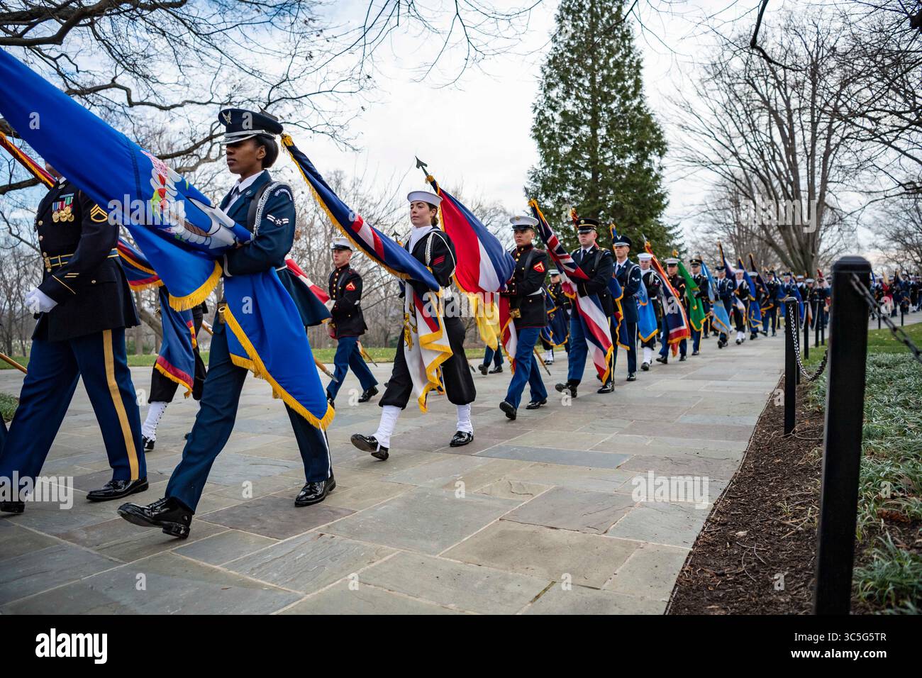 12 février 2020 - Arlington, Virginie, États-Unis - le cordon du drapeau de l'État et du territoire se met en place pour soutenir une cérémonie de dépôt de couronne des forces armées qui sera conduite par le président de la République de l'Équateur Lenin Moreno Garces à la tombe du soldat inconnu, cimetière national d'Arlington, Arlington, Virginie, le 12 février 2020. (crédit image : © U.S. Army/ZUMA Wire/ZUMAPRESS.com) Banque D'Images