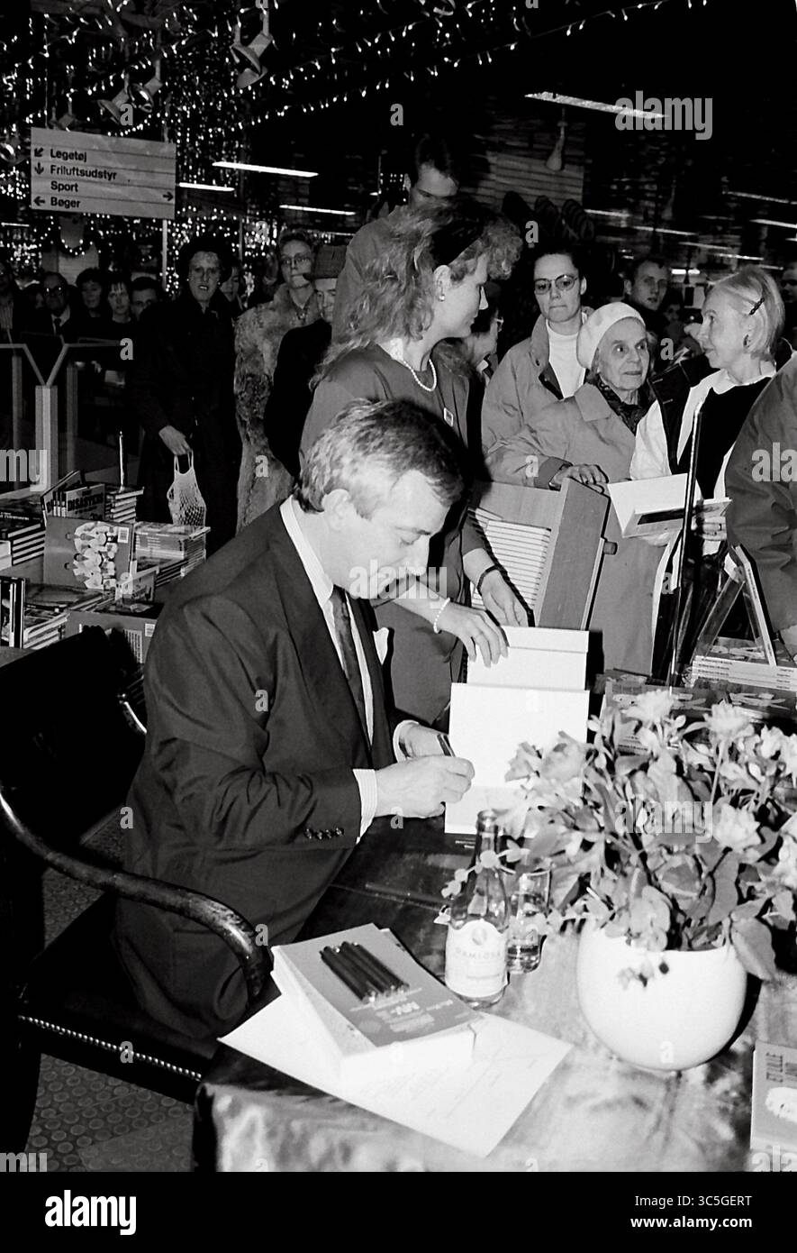 Copenhague/Danemark - la date de numérisation est 16. Mai 2017. (Date réelle inconnue de l'événement politique historique du Danemark) Uffe Ellemann Jensen Ministre danois de l'affais étranger période du 10 septembre 1982 au 25 janvier 1993 et chef du parti politique libéral danois et ancien journaliste de télévision à la braodcastin nationale DR et fils de politiciens et de ses enfants ont eux aussi pris part à la politique, Uffe Ellemann Jensen à la signature du livre à Magasin du Nord et la date de numérisation des images est le 16 mai 2017 (photo Francis Dean/Deanimages) Banque D'Images