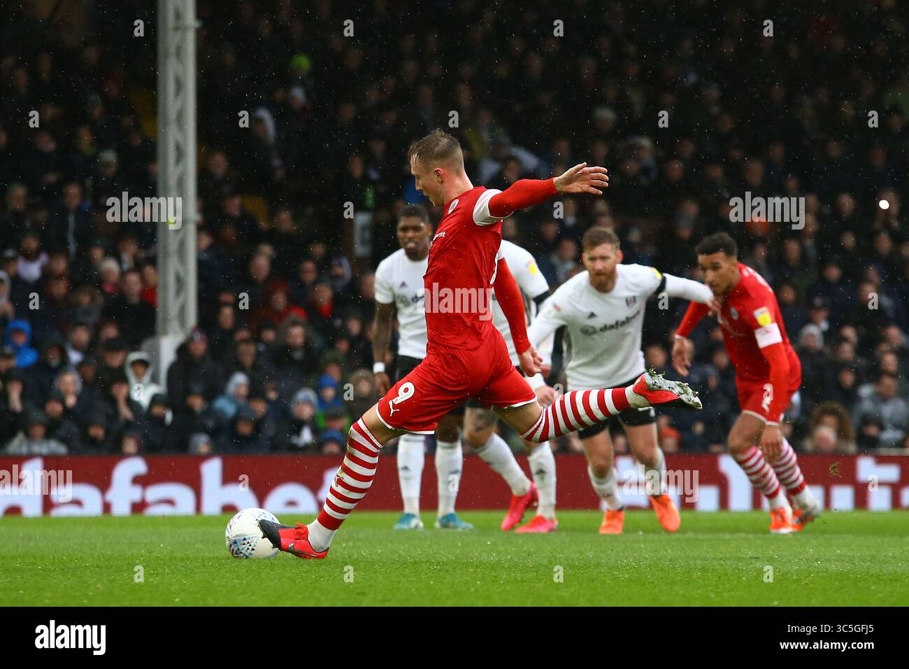 L'attaquant Cauley Woodrow de Barnsley marque à la suite d'un penalty lors du match du championnat EFL entre Fulham et Barnsley, au Craven Cottage, Fulham, Londres, 25 février 2020 (photo par AFS/Espa-images)(crédit image : &copy ; ESPA photo Agency/CSM via ZUMA Wire) Banque D'Images