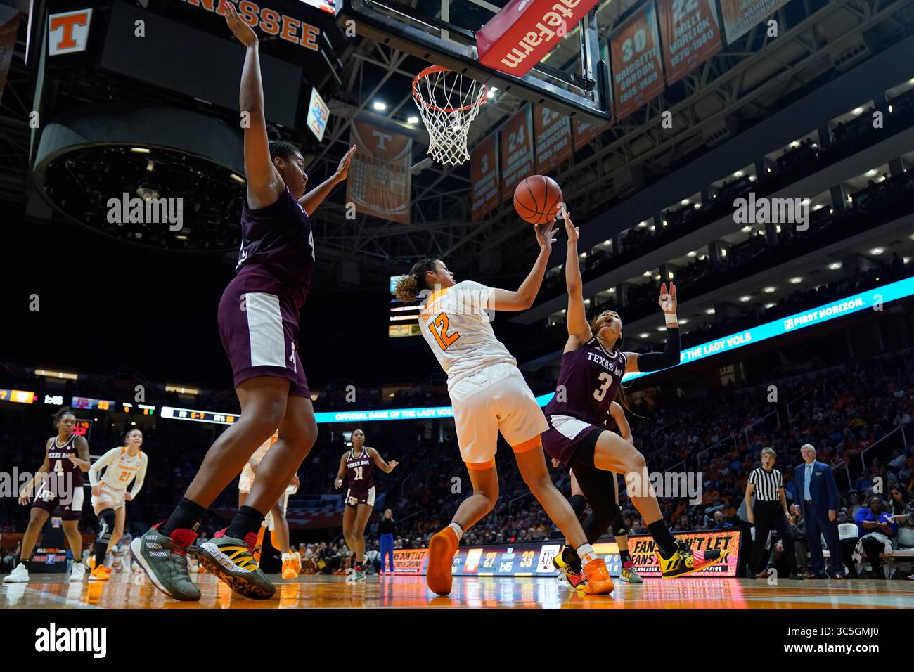 16 février 2020 : Chennedy carter #3 des Texas A&M Aggies et Rae Burrell #12 des Tennessee Lady vols se battent pour le rebond lors du match de basket-ball de la NCAA entre les Volunteers Lady de l'Université du Tennessee et les Texas A&M University Aggies à Thompson Boling Arena à Knoxville TN Tim Gangloff/CSM(crédit image : © ; Tim Gangloff/CSM via ZUMA Wire) Banque D'Images
