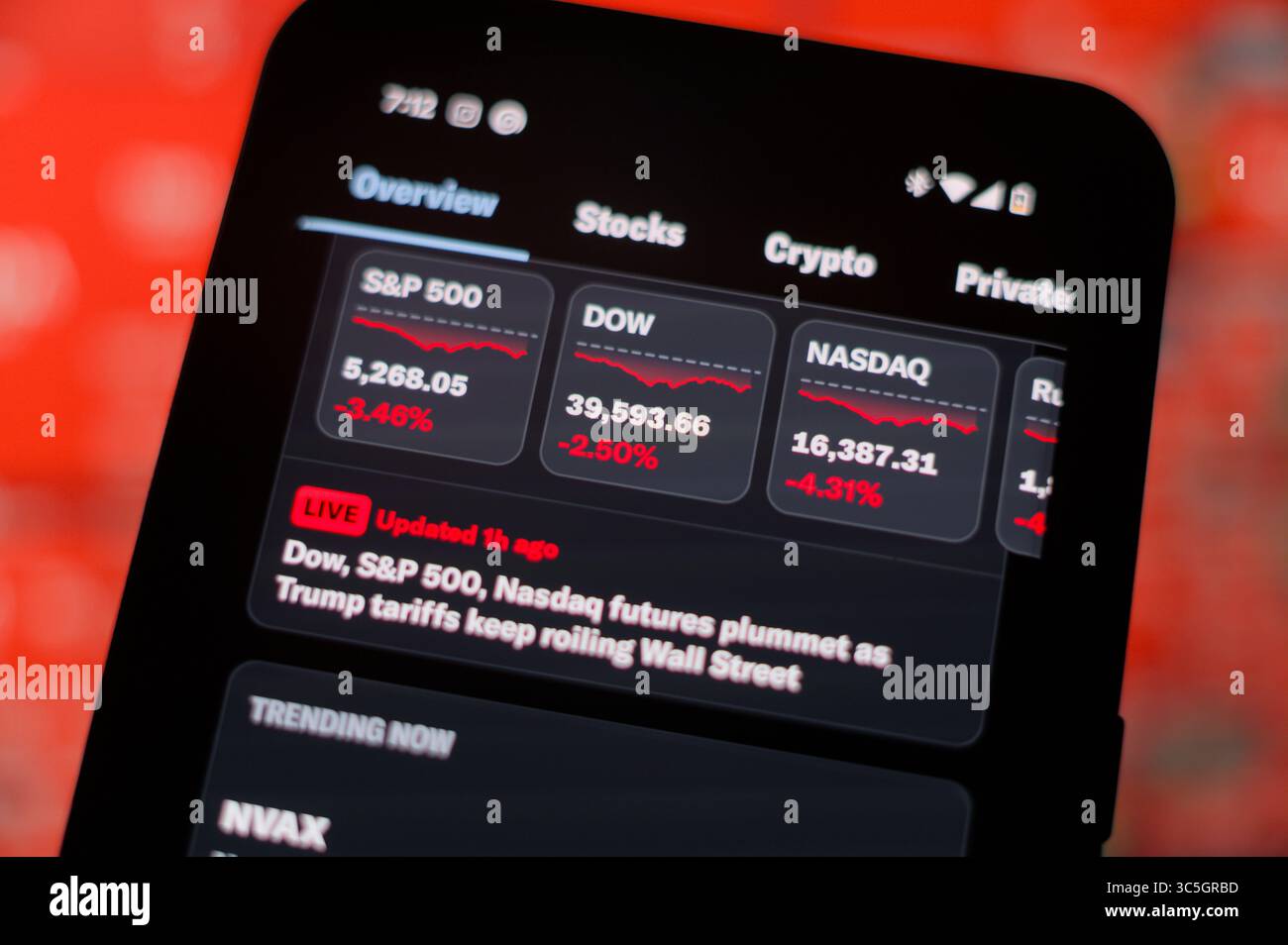 Tendances du marché S&P Dow Nasdaq négatives affichées sur l'écran du téléphone portable avec des graphiques boursiers dynamiques fluctuant en arrière-plan Banque D'Images