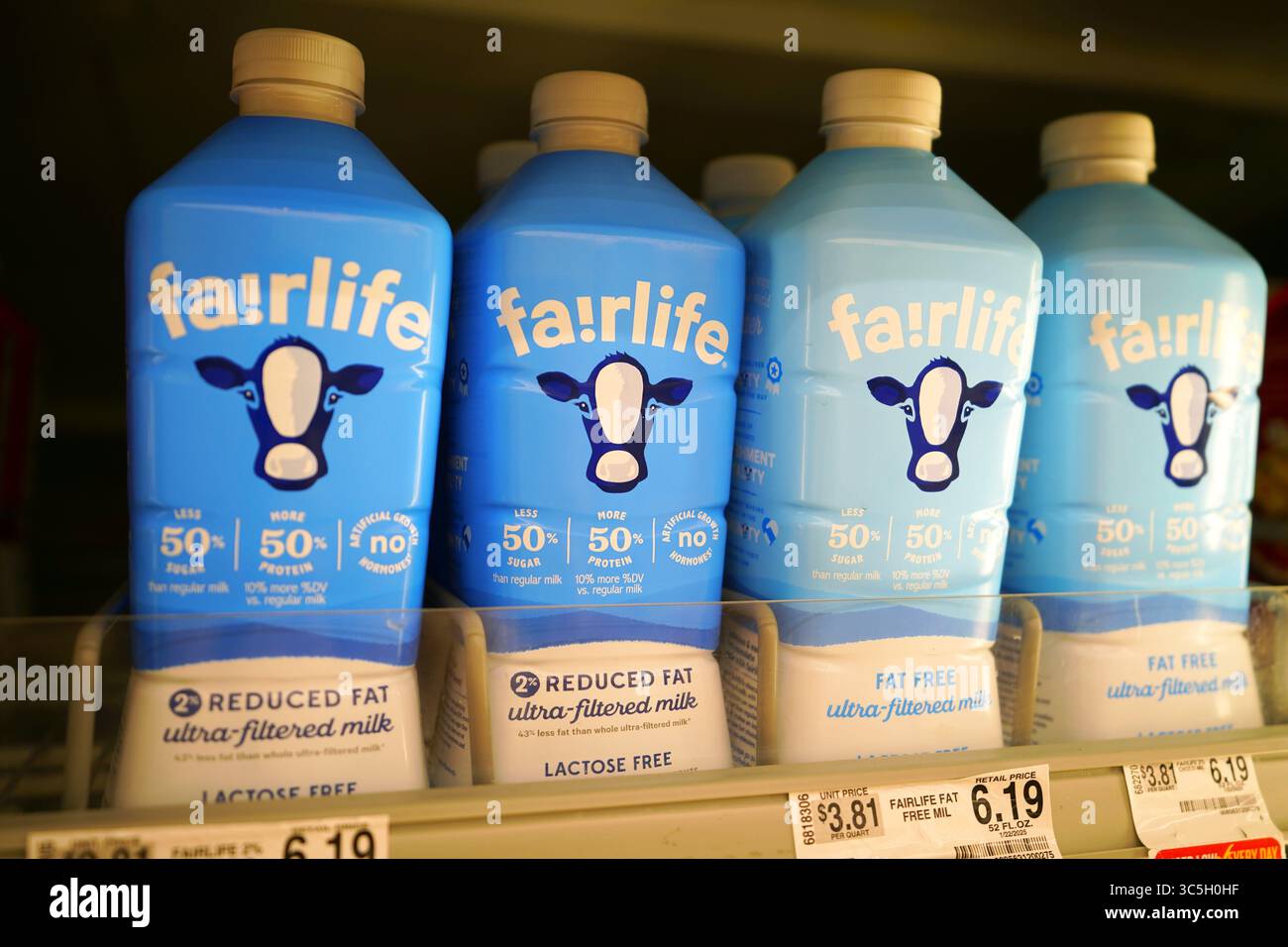 Bouteilles de lait à teneur réduite en gras ultra filtré Fairlife parfaitement alignées sur l'étagère de l'allée des produits laitiers Banque D'Images