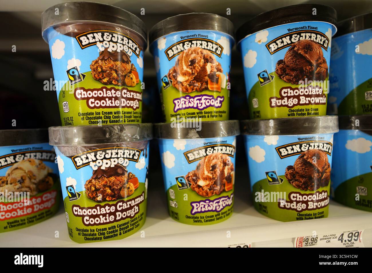 Pintes à crème glacée Ben et Jerrys agencées avec goût sur la tablette du congélateur de l'épicerie Banque D'Images