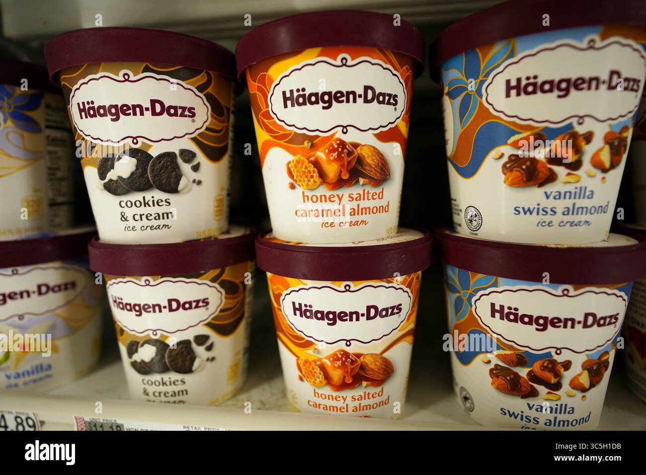 Bacs à crème glacée Haagen Dazs luxueusement exposés sur l'étagère du congélateur de l'épicerie Banque D'Images