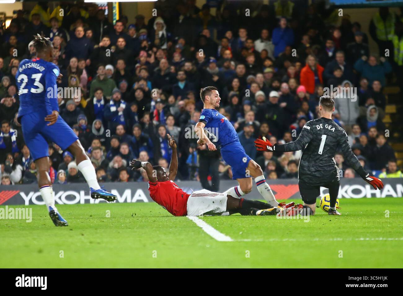 Le défenseur Eric Bailly de Manchester United et le gardien de but David de Gea s'affrontent avec le défenseur Cesar Azpilicueta de Chelsea lors du match de premier League entre Chelsea et Manchester United, à Stamford Bridge, Londres, le 17 février 2020 (photo par AFS/Espa-images)(Credit image : &copy ; ESPA photo Agency/CSM via ZUMA Wire) Banque D'Images