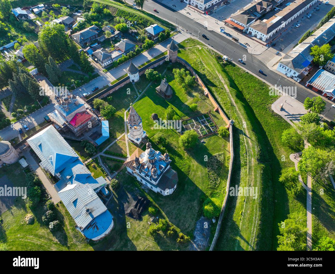 Une vue aérienne du ciel met en valeur le complexe du monastère de Yuryev Polsky, en Russie, avec ses bâtiments historiques et ses jardins, adjacents aux rues urbaines Banque D'Images