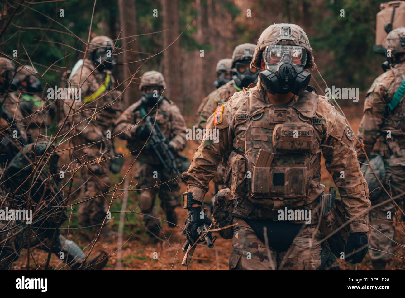 19 février 2020, Bemowo Piskie, Pologne : le soldat américain affecté à la troupe de fer mène une riposte aux armes chimiques pendant l'entraînement à l'appui du groupement tactique de présence avancée renforcée de l'OTAN en Pologne le 19 février 2020 à Bemowo Piskie, Pologne. La présence avancée renforcée de l'OTAN consiste en quatre groupements tactiques de la taille d'un bataillon déployés sur une base de rotation permanente en Estonie, en Lettonie, en Lituanie et en Pologne. (Crédit image : © Timothy Hamlin/Planetpix/Planet Pix via ZUMA Wire) Banque D'Images