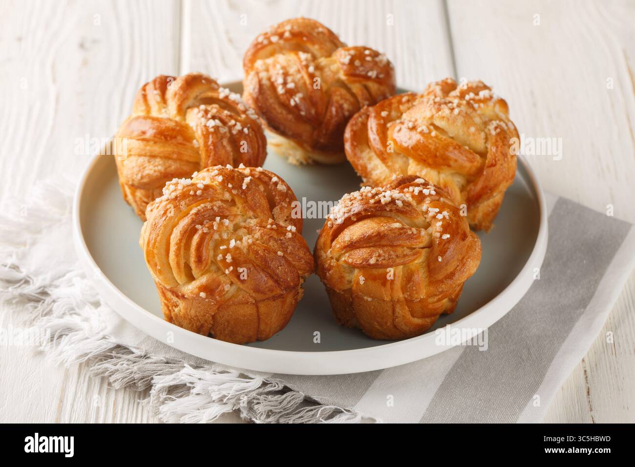 Petits pains à sucre faits maison Knot gros plan dans une assiette sur la table. horizontal Banque D'Images