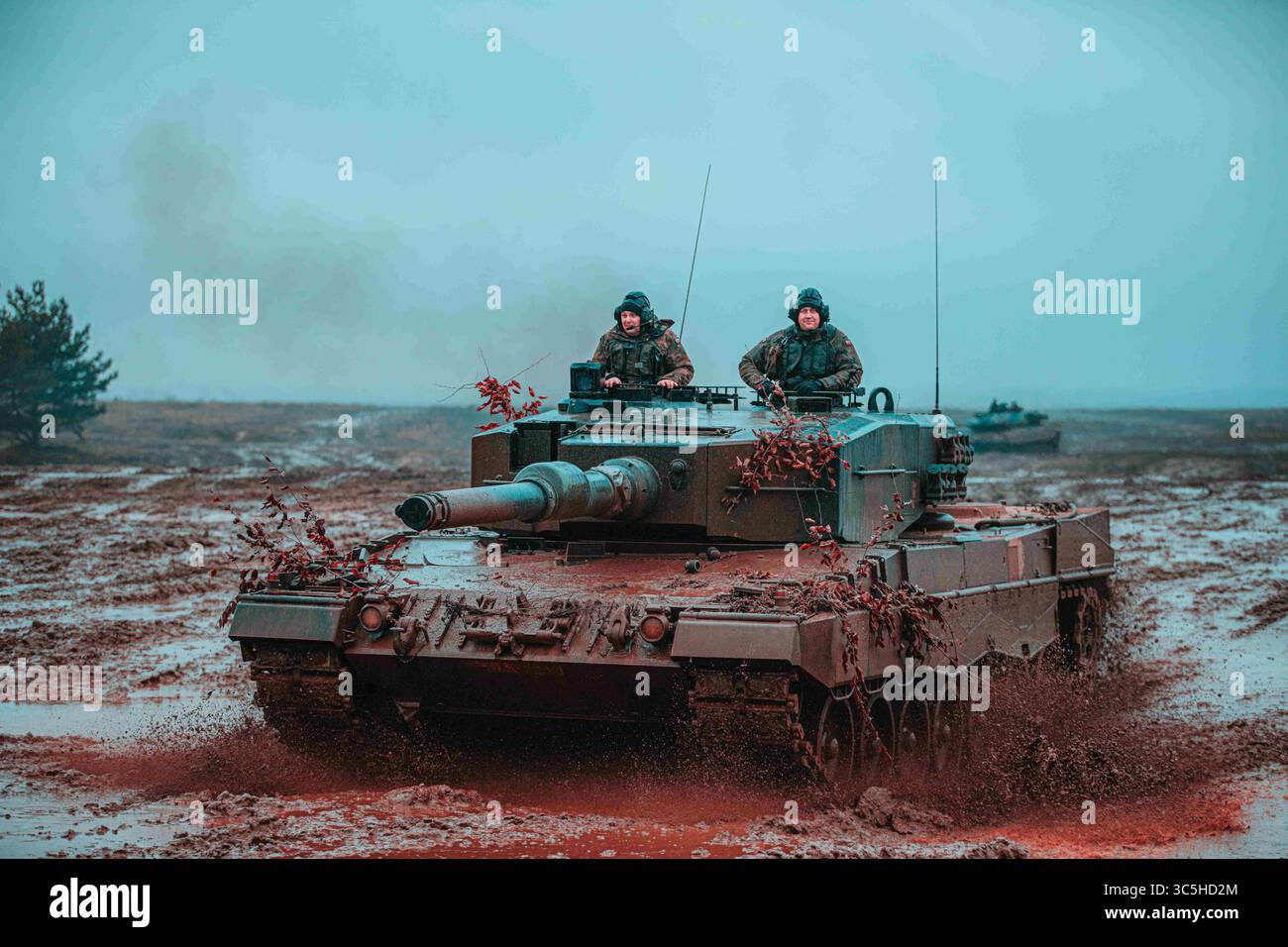 6 février 2020, Bemowo Piskie, Pologne : des soldats polonais affectés à la 1re Brigade blindée de Varsovie exploitent un char Leopard 2 lors d'un scénario d'entraînement multinational à l'appui du groupement tactique de présence avancée renforcée de l'OTAN Pologne le 6 février 2020 à Bemowo Piskie, Pologne. La présence avancée renforcée de l'OTAN consiste en quatre groupements tactiques de la taille d'un bataillon déployés sur une base de rotation permanente en Estonie, en Lettonie, en Lituanie et en Pologne. (Crédit image : © Timothy Hamlin/Planetpix/Planet Pix via ZUMA Wire) Banque D'Images