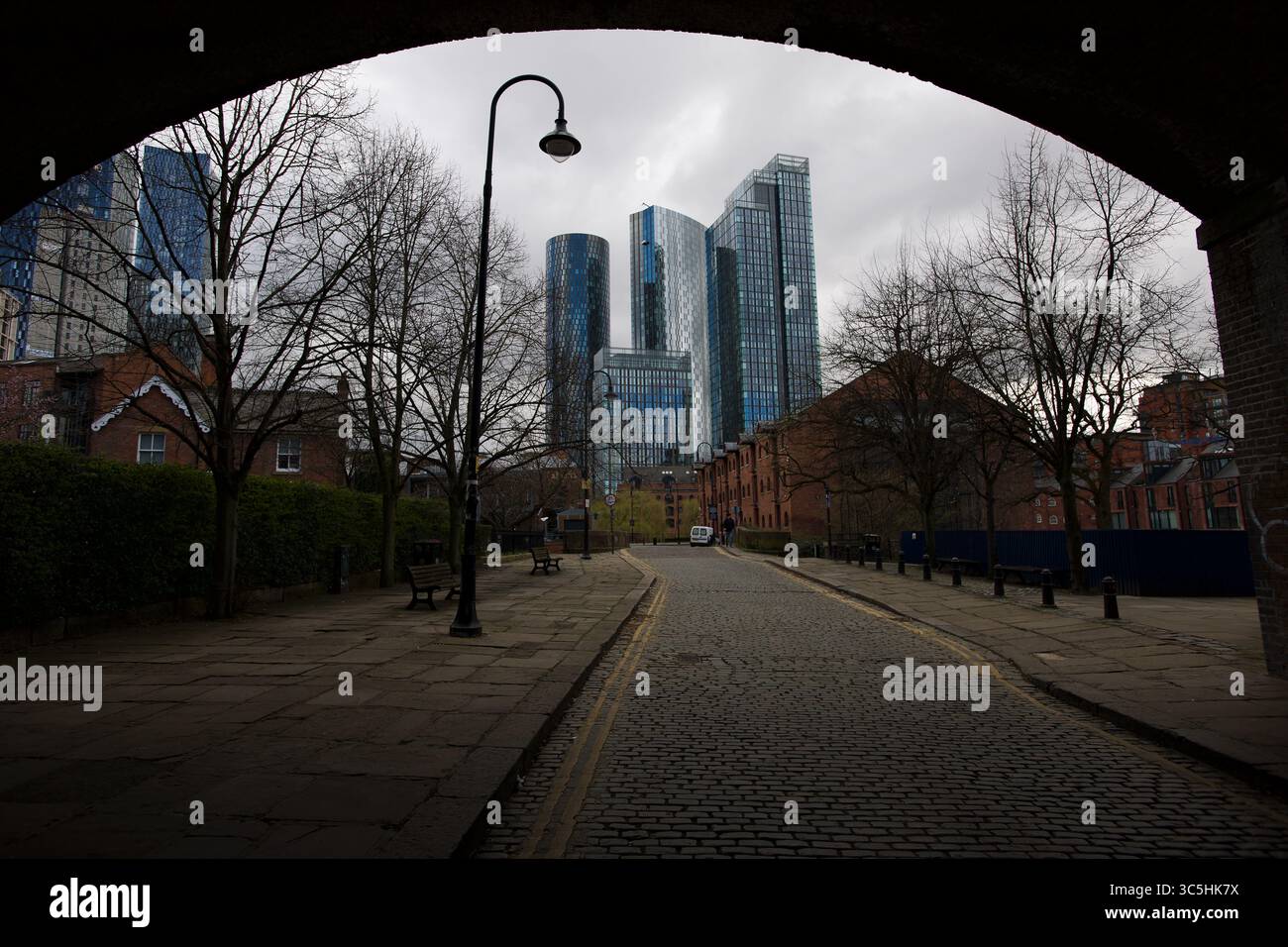 Vue d'un contraste entre le bâtiment victorien et les bâtiments modernes au bord du bassin de Castlefield, Manchester, Royaume-Uni Banque D'Images