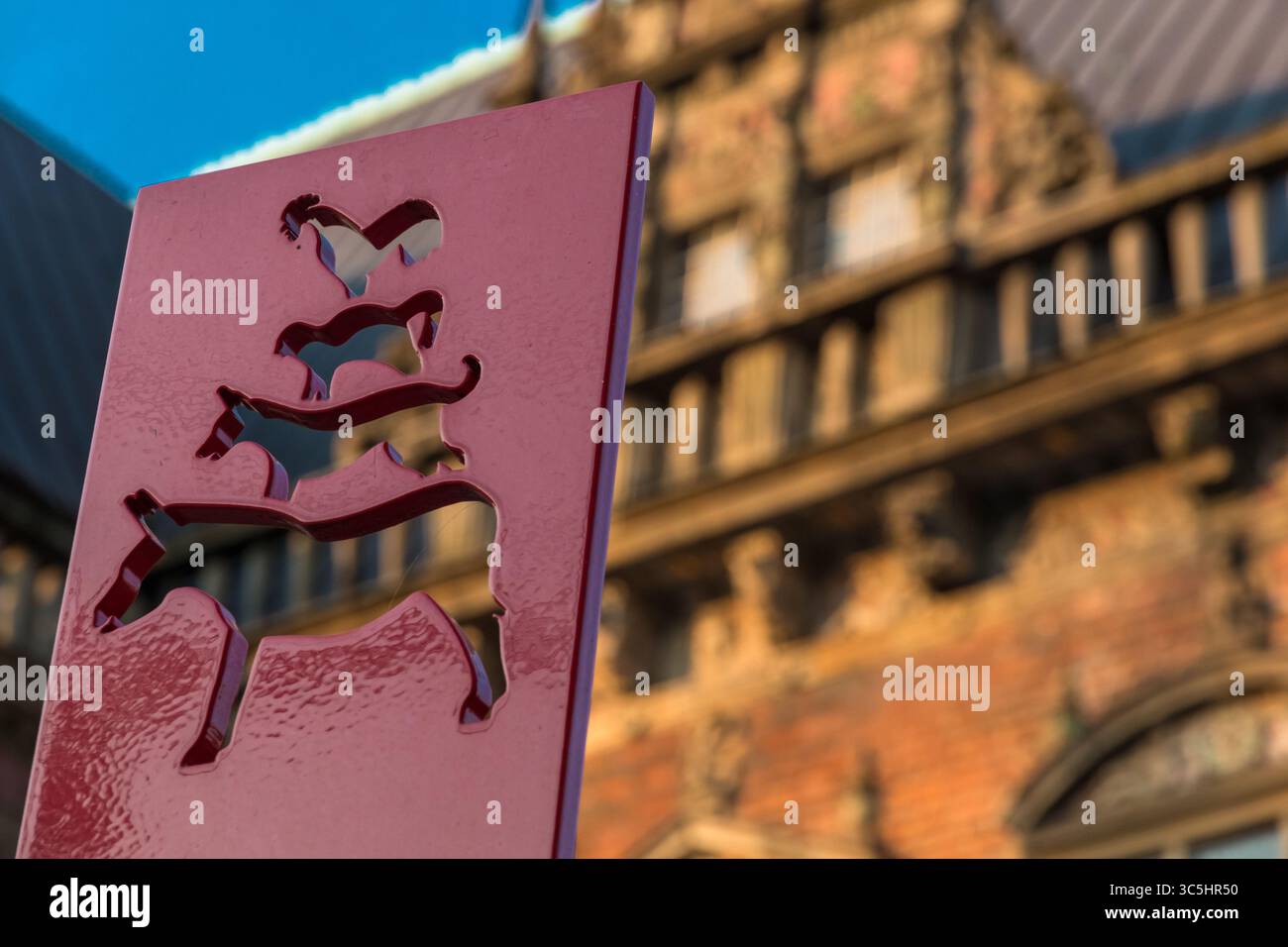 Vue rapprochée d'une enseigne métallique rouge portant le symbole Town Musicians à Brême, en Allemagne. Ils ont été installés dans le cadre d'une modernisation de la ville... Banque D'Images